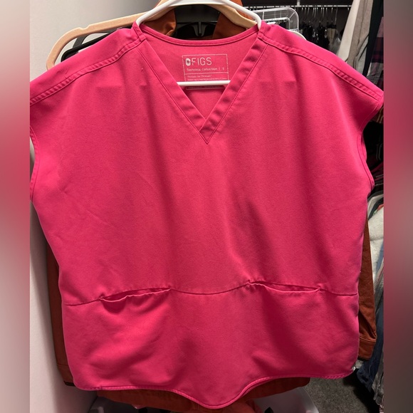 FIGS pink top - Picture 1 of 3